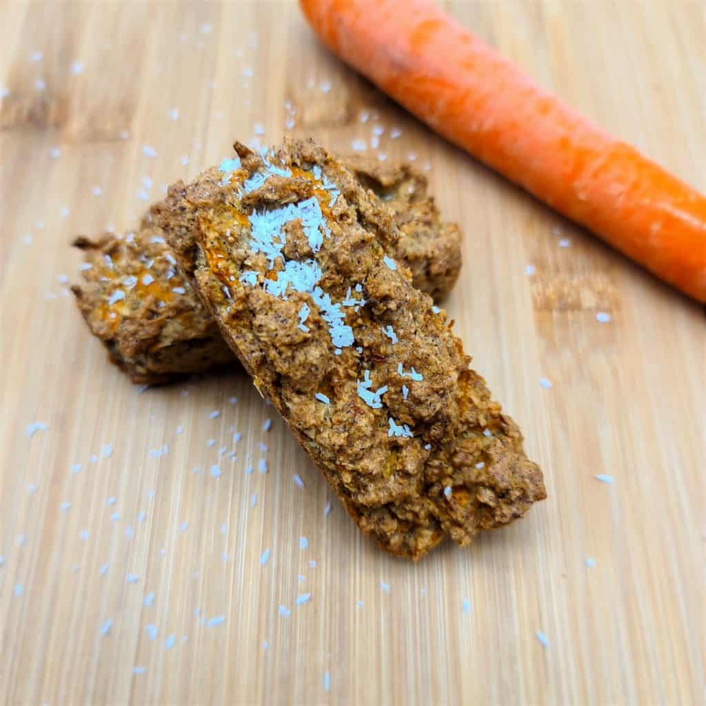 une délicieux cake carotte coco pour le goûter de bébé en DME. Une recette simple et rapide à faire.