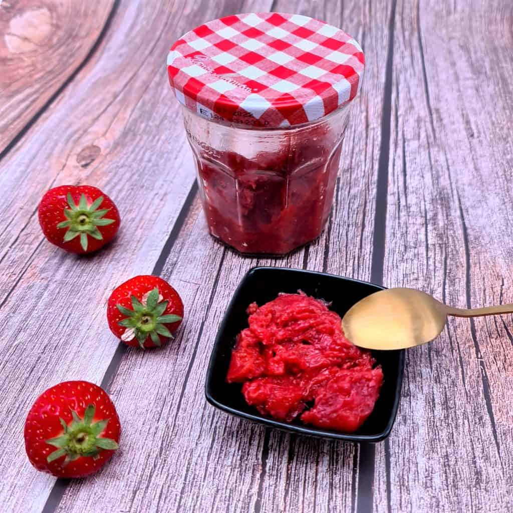 La recette de la confiture de fraises faite maison et sans sucre ajouté ! En DME, on propose de la présenter sur un transporteur ou dans des préparations.