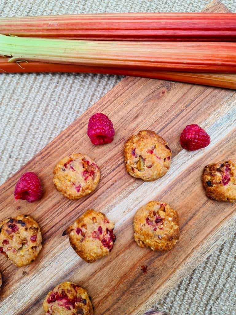 Des cookies framboise rhubarbe pour un goûter en DME riche en saveurs. Cette recette est à faire en été !