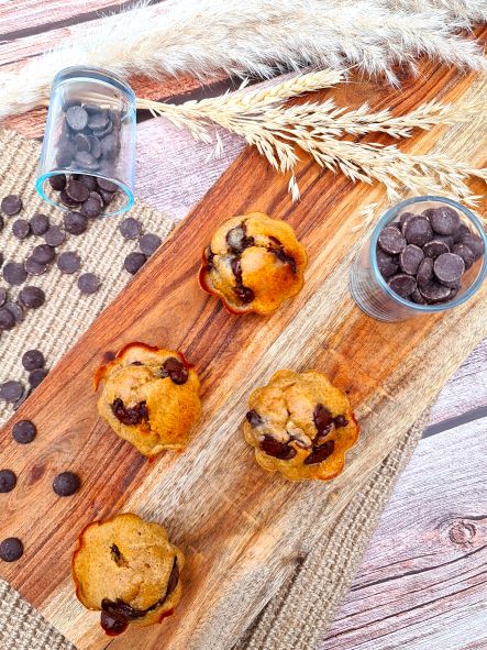 Un goûter pour toute la famille : les muffins peanut butter chocolat. Cette recette pourra être réalisée dès les 7 mois de bébé en DME.