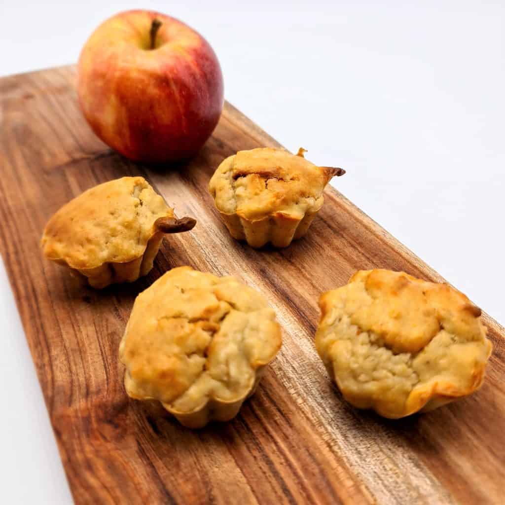 Pour le goûter de bébé en DME, préparez la recette de muffins pomme poire cannelle.