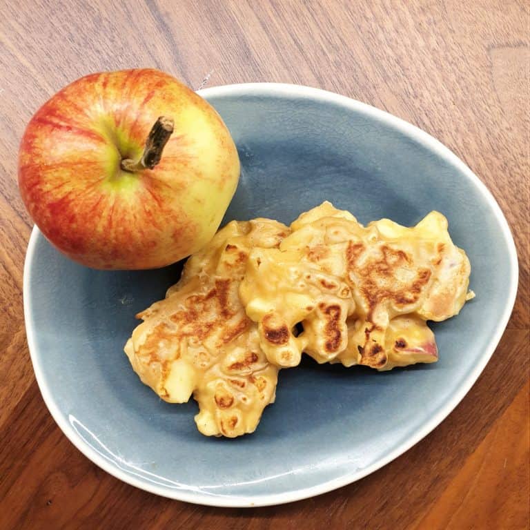 Une recette parfaite pour le déjeuner de bébé en DME : les pancakes pomme.