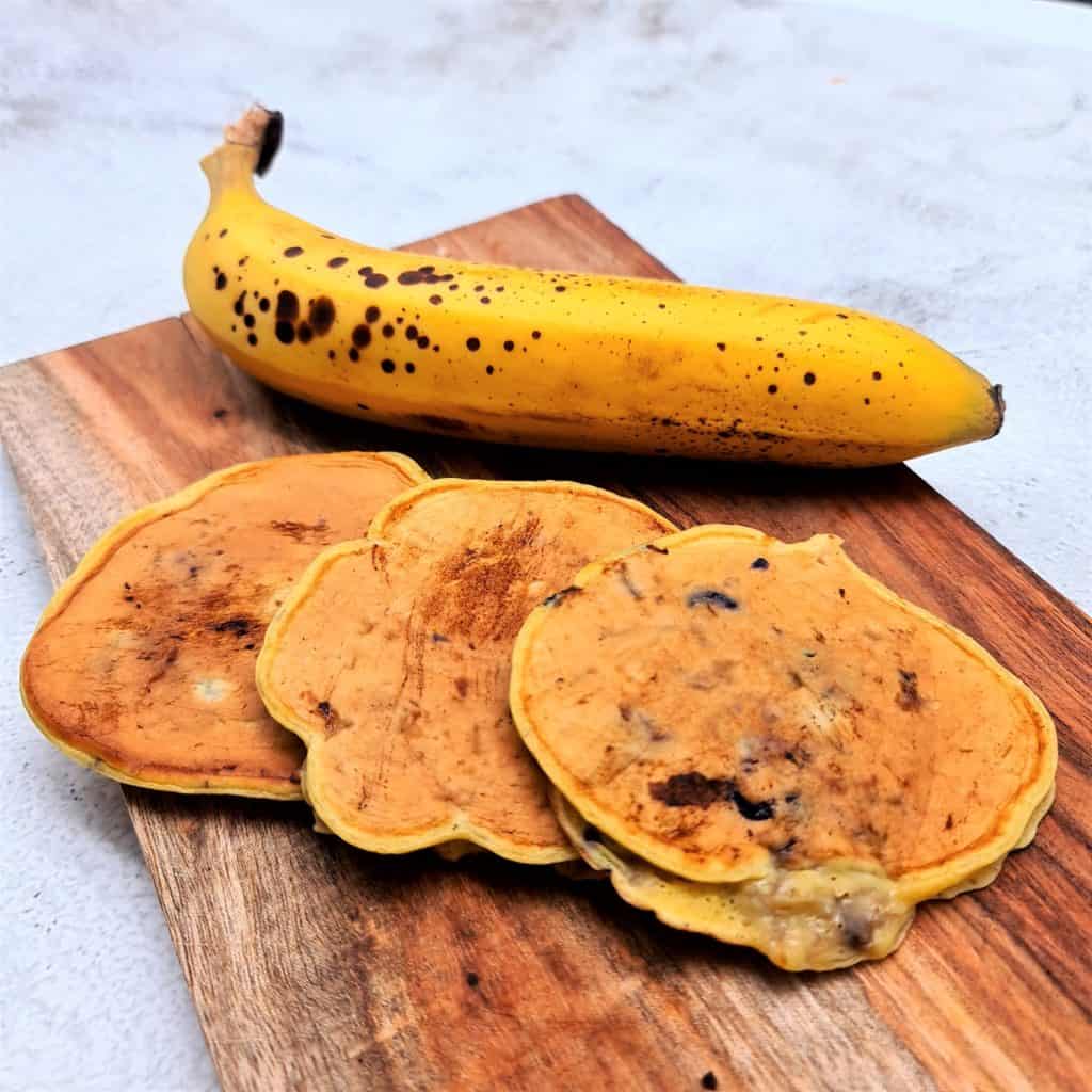 Une recette de fruits dans des pancakes pour le déjeuner de bébé en DME. Voici les délicieux pancakes bananes myrtilles.