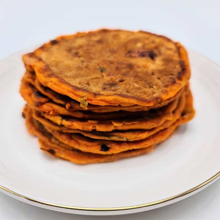 Une délicieuse recette de pancakes salés pour le repas de bébé en DME : les pancakes tomate basilic.
