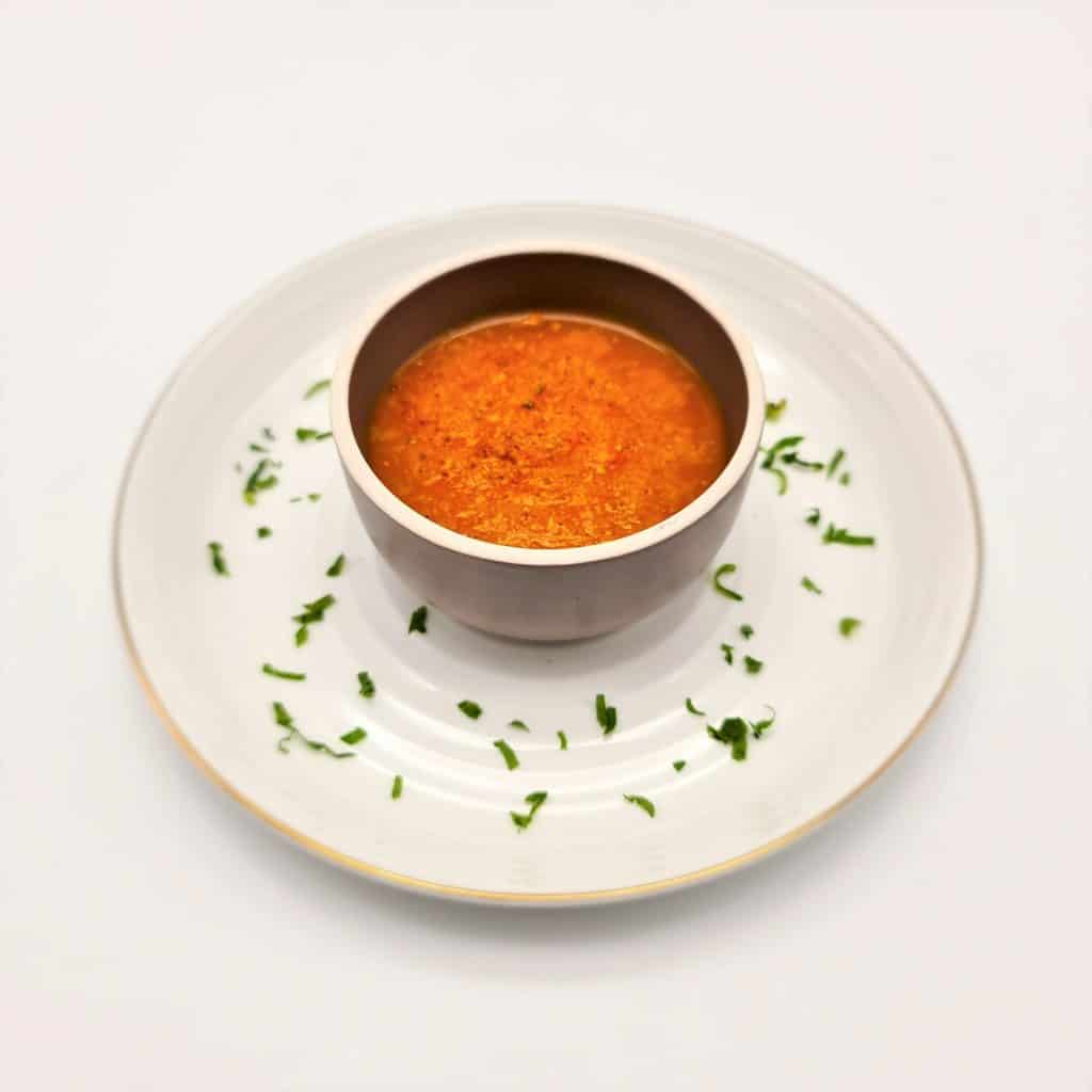 Grâce à une cuillère, bébé pourra déguster cette soupe potiron carotte orange. Une recette de la DME remplie de saveurs.