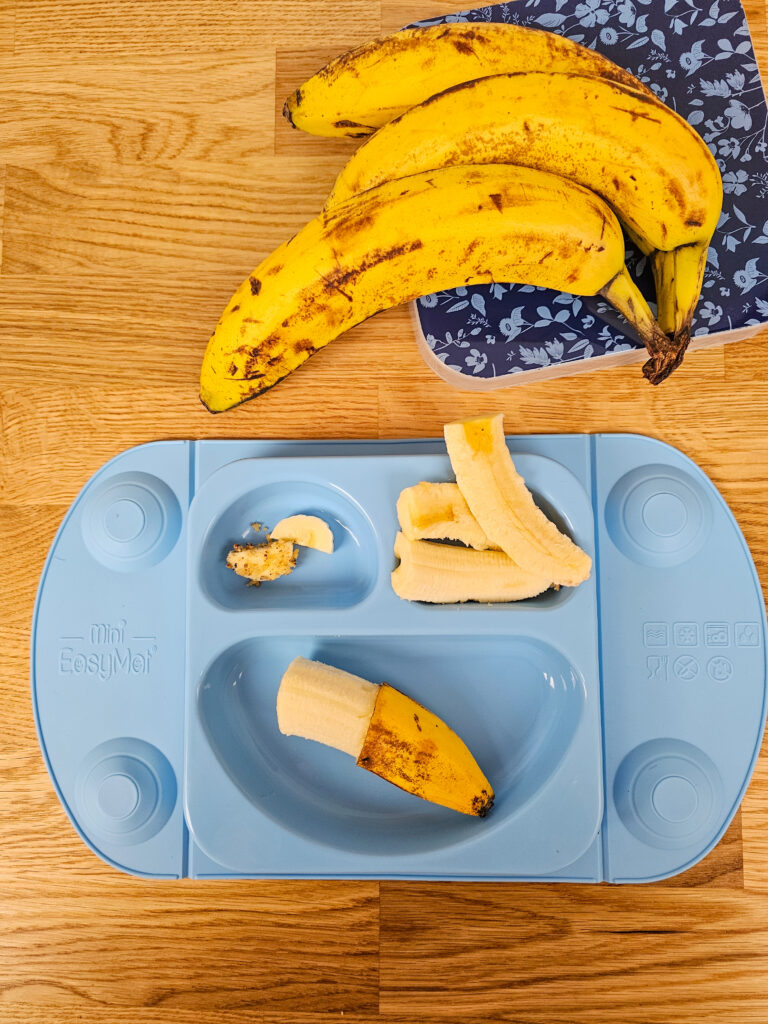 Discover how to offer bananas to babies in BLW from 6 months old using adapted cuts to promote autonomy and safety.