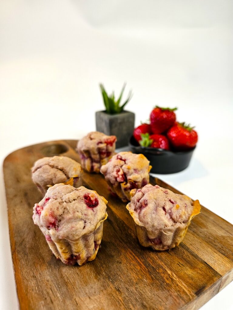 Nos muffins à la fraise sans oeuf c'est la recette ultra moelleuse à déguster d'urgence !