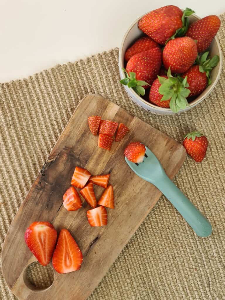 Comment proposer la fraise à bébé en DME? découpe de fruit pour bébé