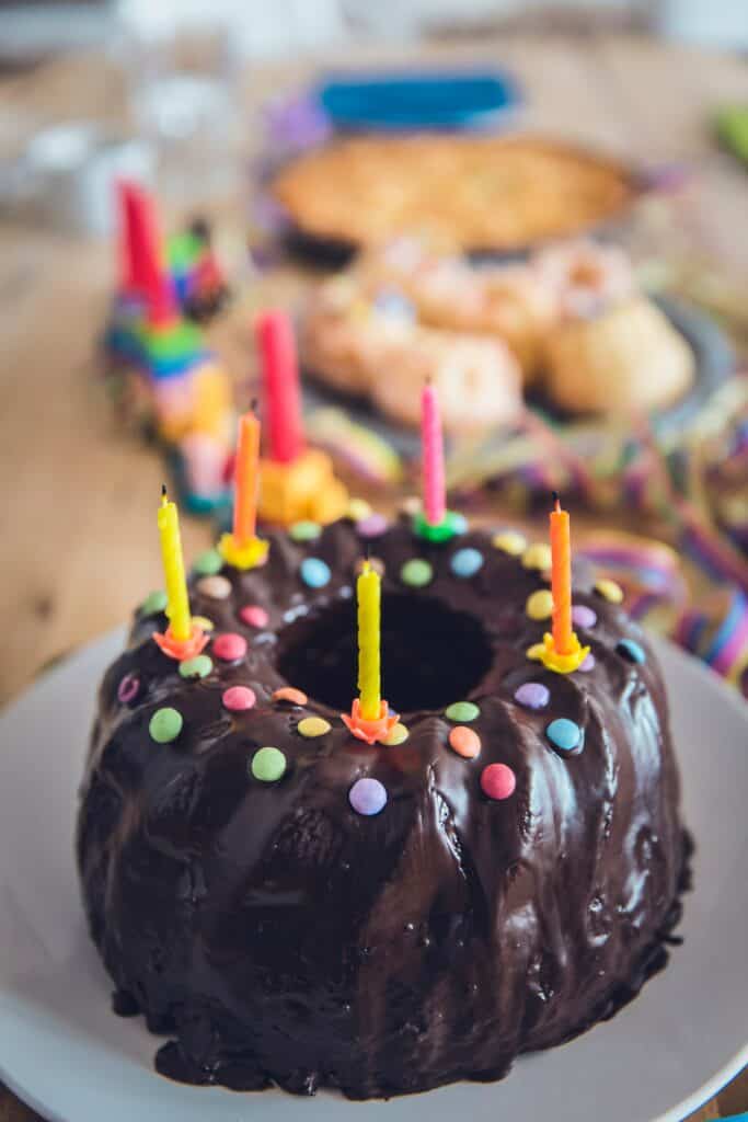 Le chocolat peut être mis avec parcimonie sur le gâteau d'anniversaire pour les 1 an de bébé.
