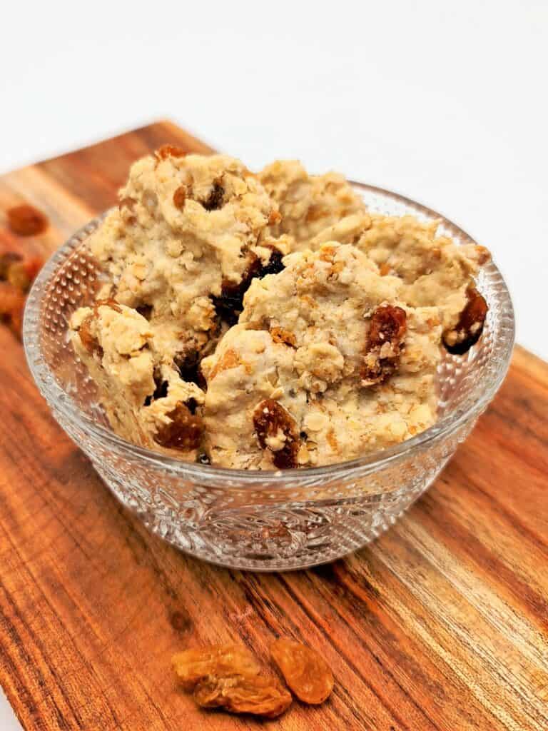Des petits cookies avoine raisins pour un succulent goûter en DME. Cette recette est rapide à faire.