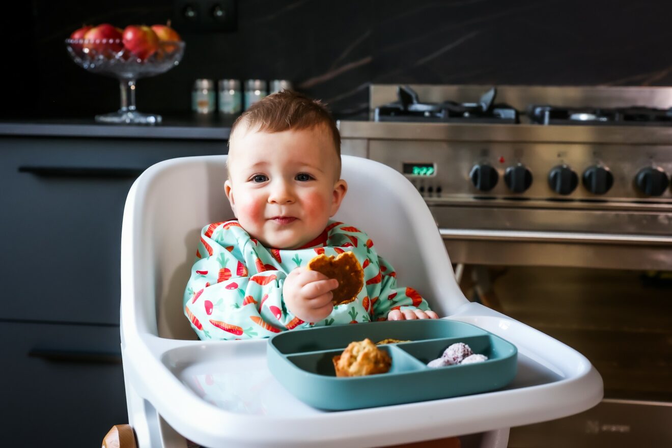 Bébé jette la nourriture par terre DME Bébé