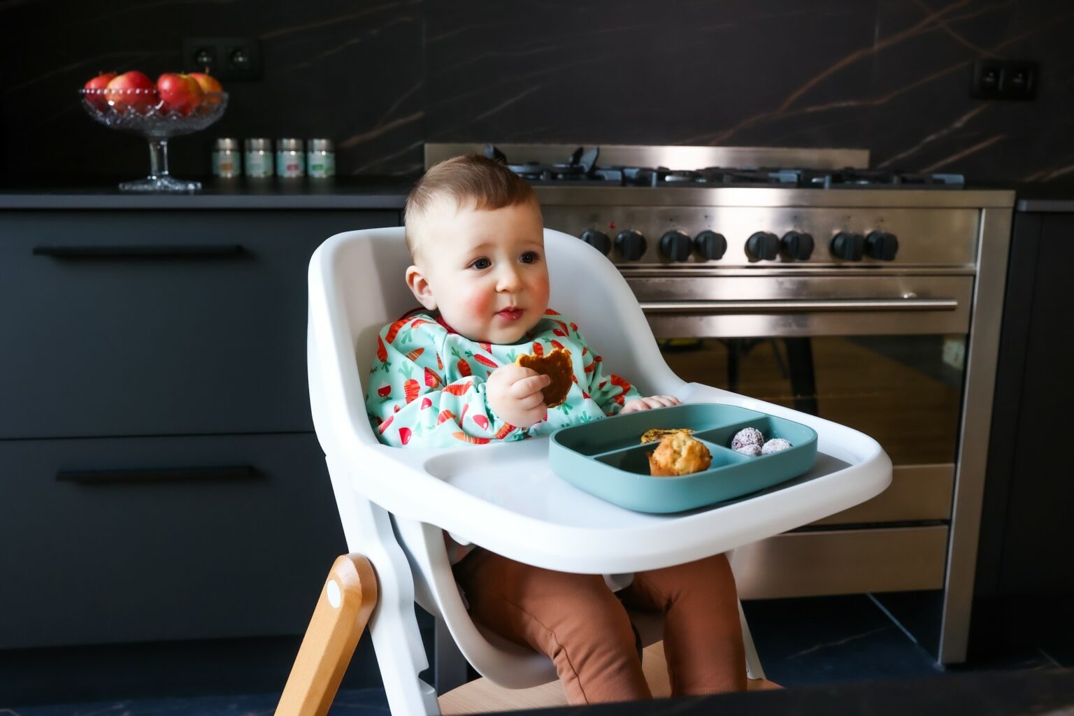 Bébé jette la nourriture par terre DME Bébé