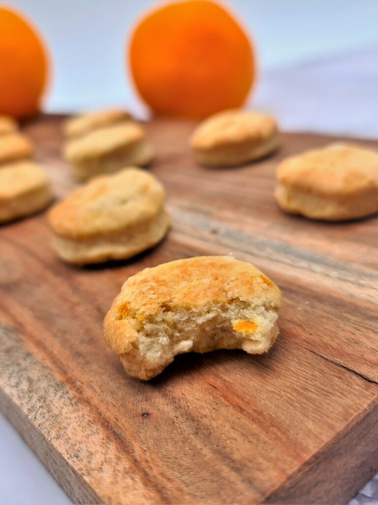 De délicieux biscuits à l'orange pour le goûter de bébé en DME. Cette recette permet de réaliser 20 biscuits.
