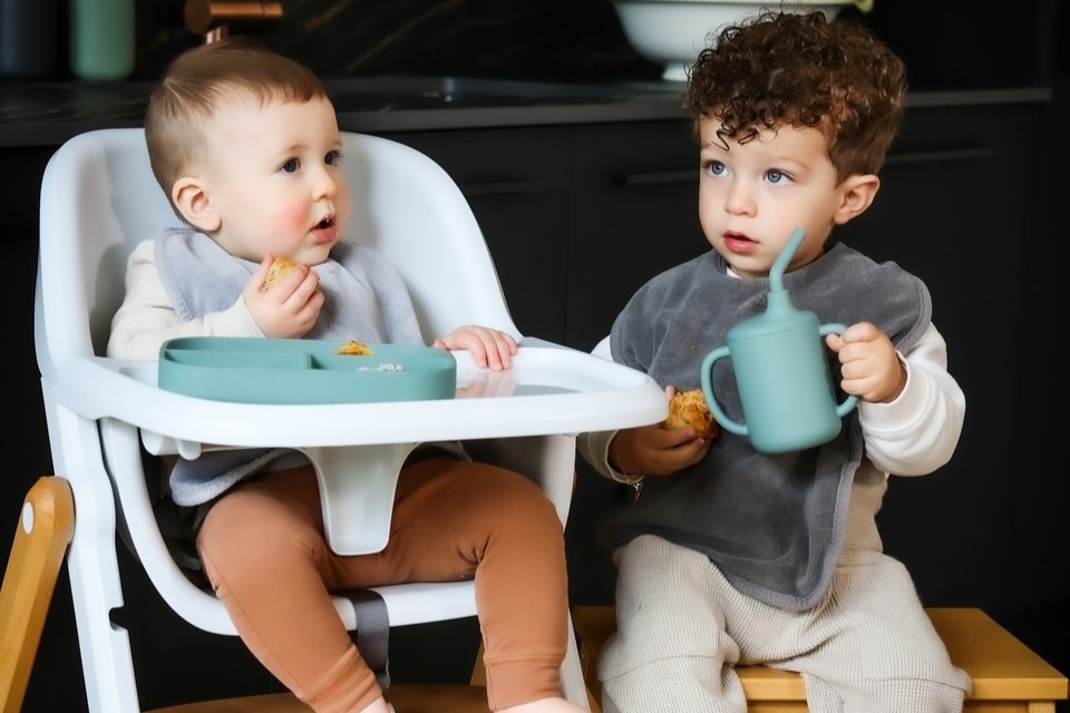 Bien hydrater bébé en été avec le lait maternel ou infantile et de l'eau.