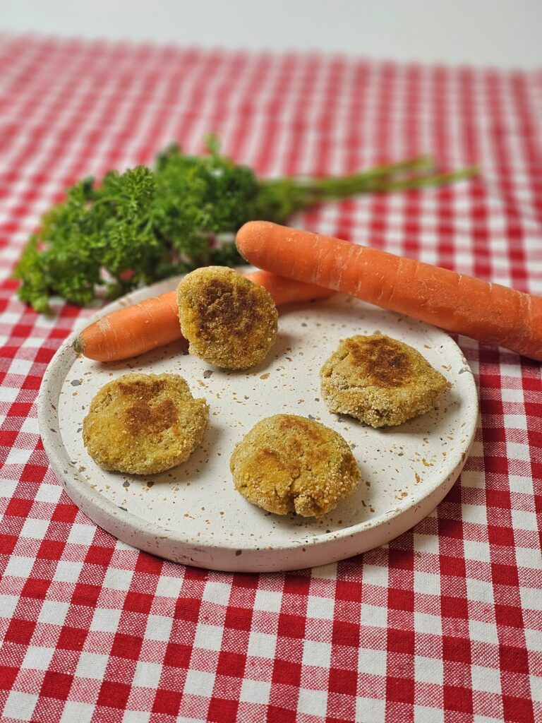 Des croquettes fondantes de carotte et pois chiche, parfaites pour régaler bébé dès 6 mois tout en douceur. 🥕