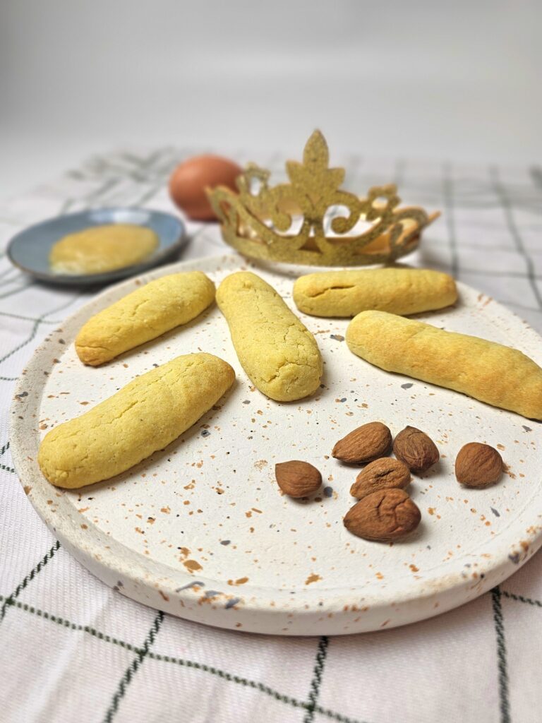 Ces boudoirs aux amandes sont parfaits pour fêter la galette des rois avec votre bébé dès 6 mois, une première expérience culinaire en douceur et en saveurs ! 😊