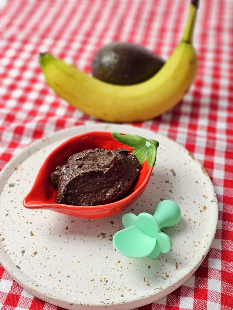 Une crème onctueuse et saine à base d’avocat, banane, cacao ou caroube, idéale pour régaler bébé avec douceur et équilibre dès 12 mois (ou dès 6 mois avec la caroube) !