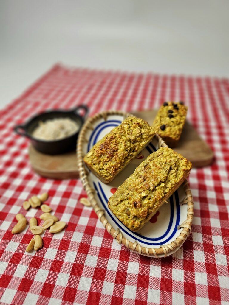 Un gâteau moelleux et énergétique à base de flocons d’avoine, beurre de cacahuète et compote, parfait pour un petit-déjeuner sain et gourmand dès 6 mois !