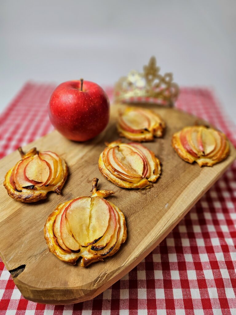 Découvrez de délicieuses mini galettes des rois aux pommes et à l’amande, idéales pour une première expérience en DME dès 8 mois ! 🍏✨