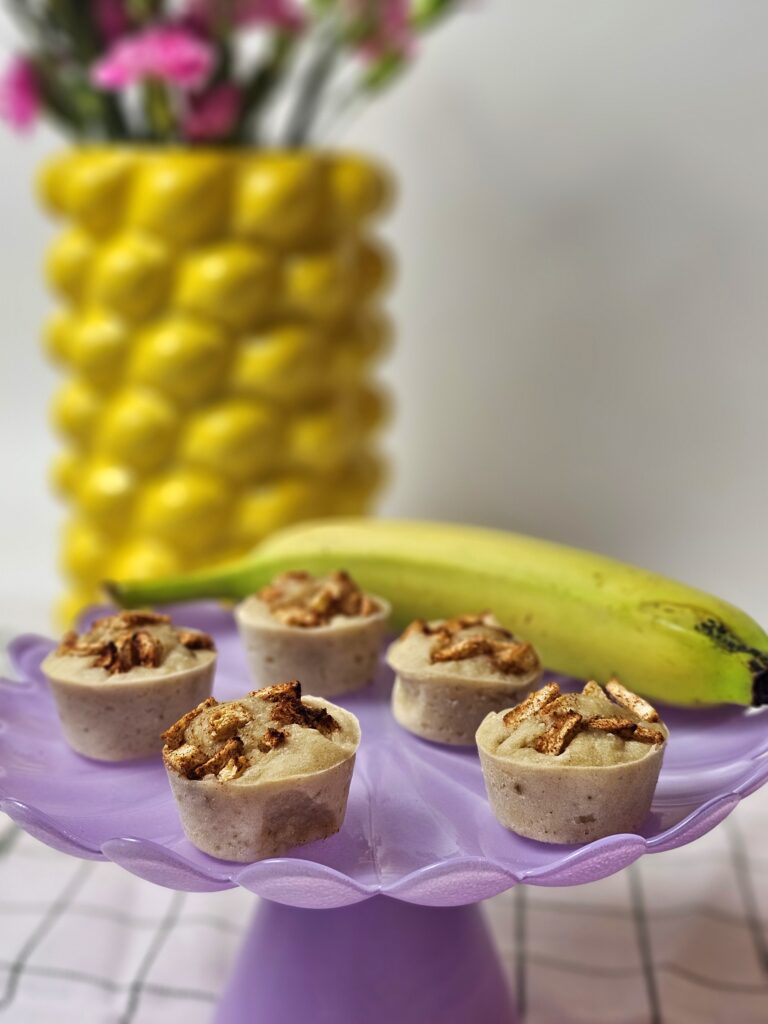 De savoureux mini muffins à la banane, parsemés de pommes et de cannelle, un goûter moelleux et équilibré parfait pour les bébés dès 6 mois en DME ! 🍌🍏✨