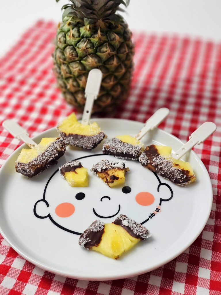 De savoureuses sucettes d’ananas enrobées de chocolat fondant et parsemées de noix de coco râpée, une douceur fruitée à déguster dès 12 mois ! 🍍🍫🥥