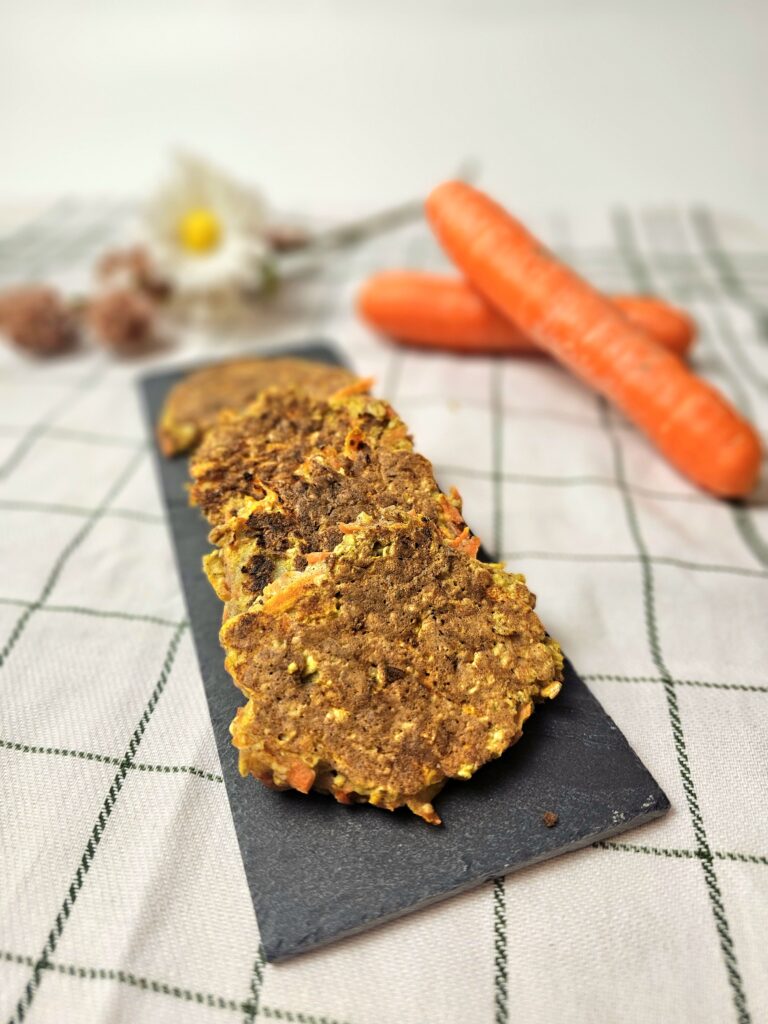 Recette de pancakes façon carrot cake pour bébé dès 6 mois, saine, sans sucre ajouté, idéale pour la DME, avec carottes et banane.