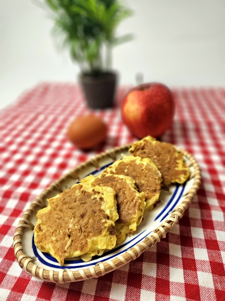 Recette de pancakes moelleux pomme-cannelle adaptés à la DME pour bébé dès 6 mois, sans sucre ajouté et faciles à préparer !