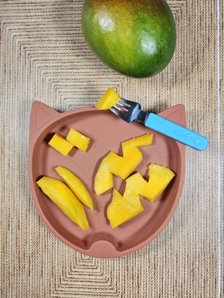 La mangue, un fruit doux et fondant, parfait pour la DME dès 6 mois grâce à sa richesse en vitamines et sa texture idéale pour bébé ! 🥭