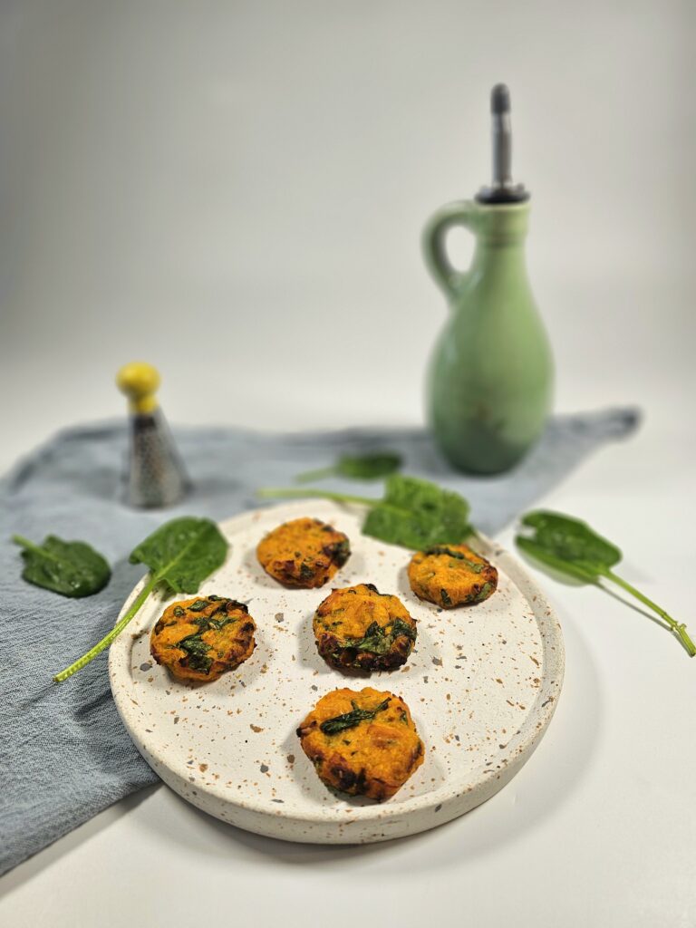 Des croquettes saines et fondantes au saumon et épinards, parfaites pour bébé dès 12 mois et idéales pour la diversification alimentaire !