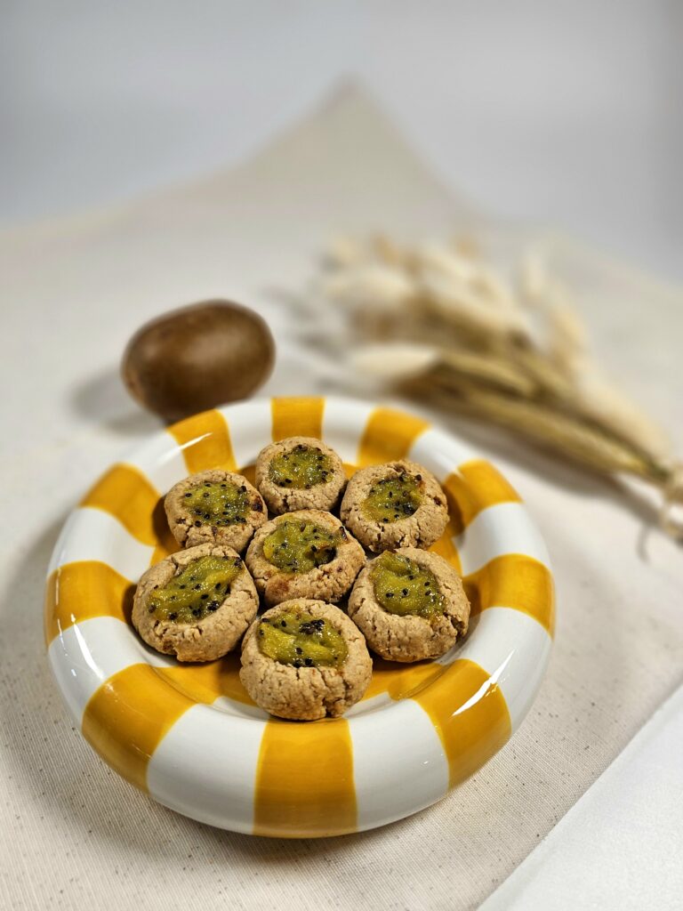 Des mini cookies moelleux au kiwi et beurre de cacahuète, sans sucre ajouté, parfaits pour bébé dès 12 mois et la diversification alimentaire ! 🍪🥝