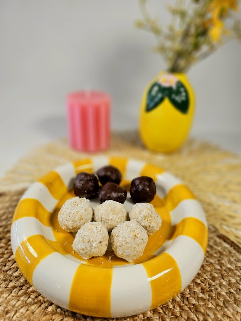 Recette DME sans cuisson : boules coco-avoine dès 9 mois, version bébé ou chocolatée pour les plus grands