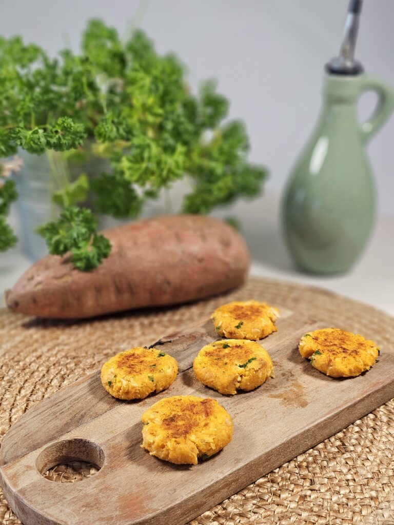 Recette de galette bébé au saumon et patate douce dès 6 mois – facile à attraper en DME.