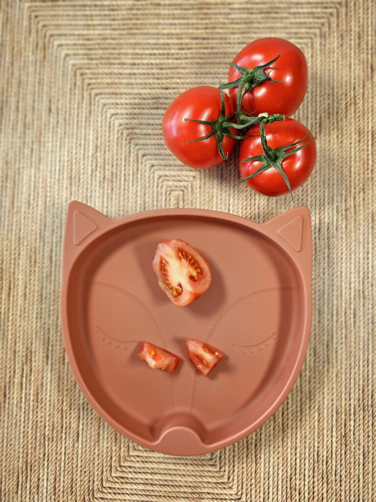 Baby tomato from 6 months is a tasty and melting introduction to the diversification led by the child, easy to offer in neighborhood or in small dice depending on age.