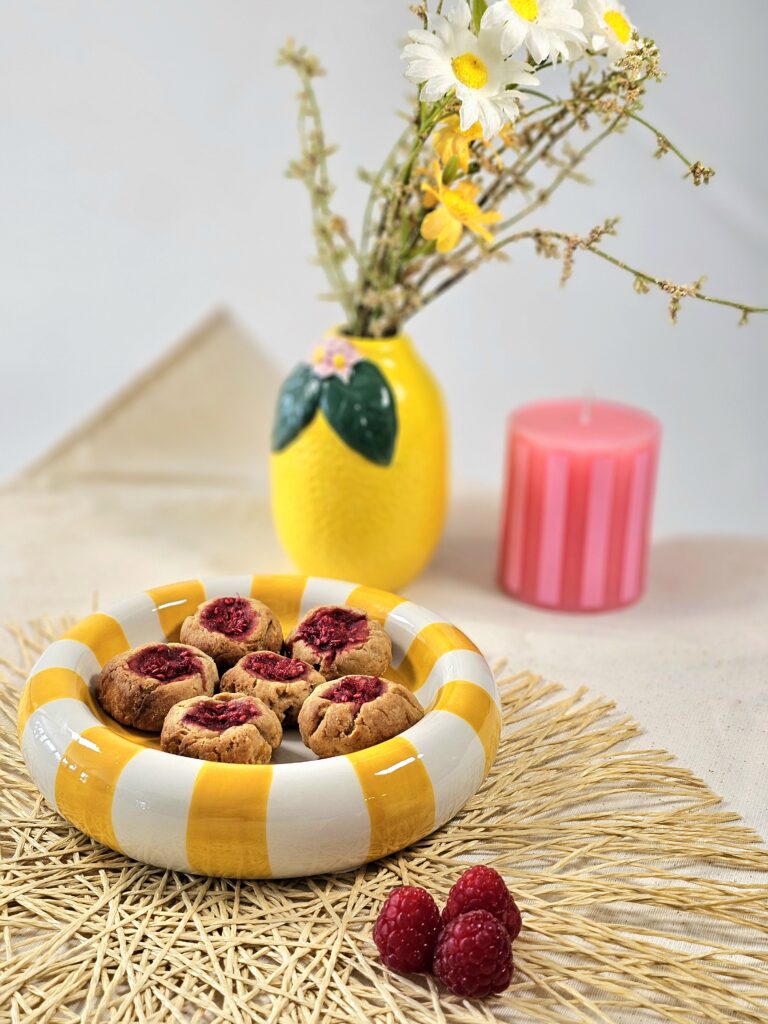 Recipe for mini cookies baby from 12 months: banana fondants, peanut and raspberry butter, added sugar and perfect for BLW .
