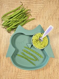 👉 Recette et idées pour proposer les haricots verts dès 6 mois en DME : entiers fondants ou en tartinade onctueuse.