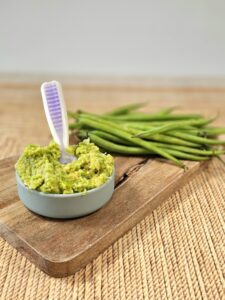 Recette facile de tartinade aux haricots verts et pois chiches dès 6 mois, idéale pour la diversification alimentaire et la DME.