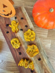 Biscuits d’Halloween pour bébé dès 12 mois : une recette ultra moelleuse, sans sucre ajouté, à base de banane et de potiron pour un goûter automnal sain et ludique 🎃