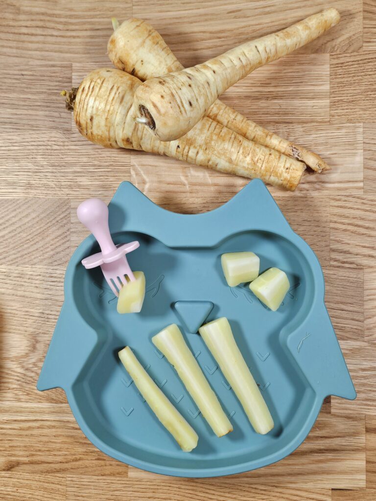 Recette de panais vapeur pour bébé dès 6 mois, adaptée à la DME, riche en fibres et parfaite pour découvrir de nouvelles textures à chaque étape de la diversification alimentaire.