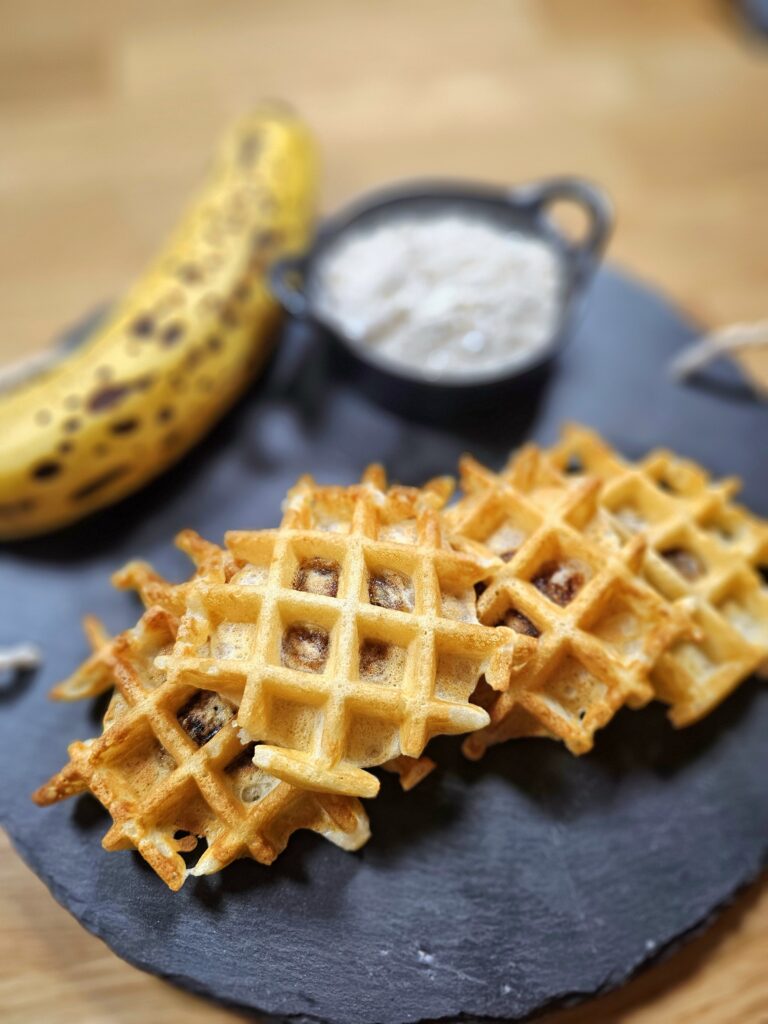 Recipe for mini banana waffles for babies from 6 months old, with no added sugar, rich in fiber and perfect for introducing solid foods.