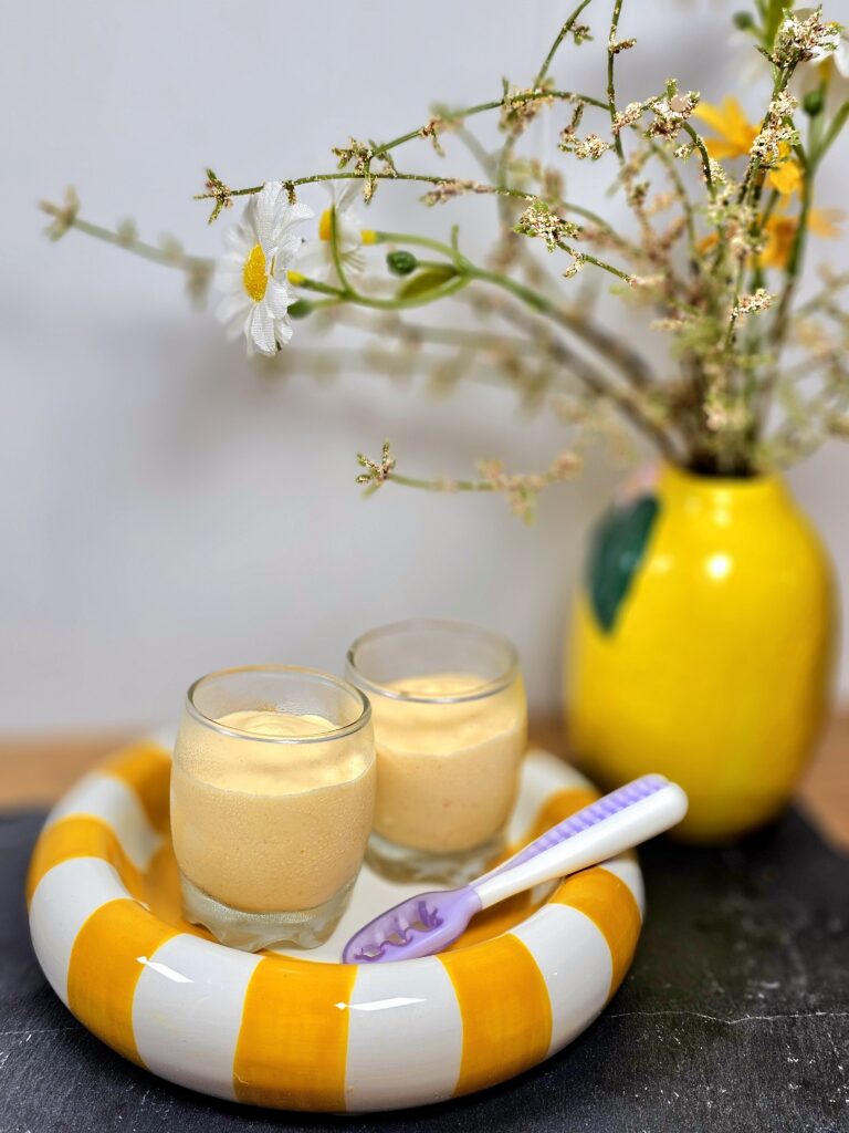 Recipe for persimmon mousse with coconut milk for babies from 6 months, with no added sugar, rich in vitamin C and perfect for a natural and delicious dessert.