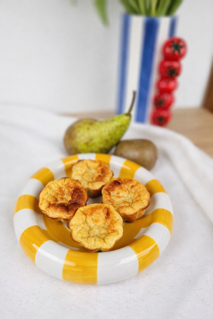 Moelleux poire kiwi pour bébé dès 6 mois : une recette DME facile, fondante et naturellement sucrée pour le goûter ou le petit-déjeuner.