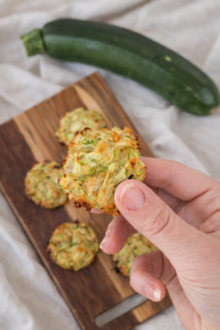 Biscuits courgette bébé dès 8 mois : une recette DME facile et moelleuse pour faire découvrir la courgette à bébé.