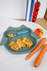 Mini galettes carotte poireau bébé dès 8 mois : une recette DME facile et moelleuse pour faire découvrir les légumes à bébé.