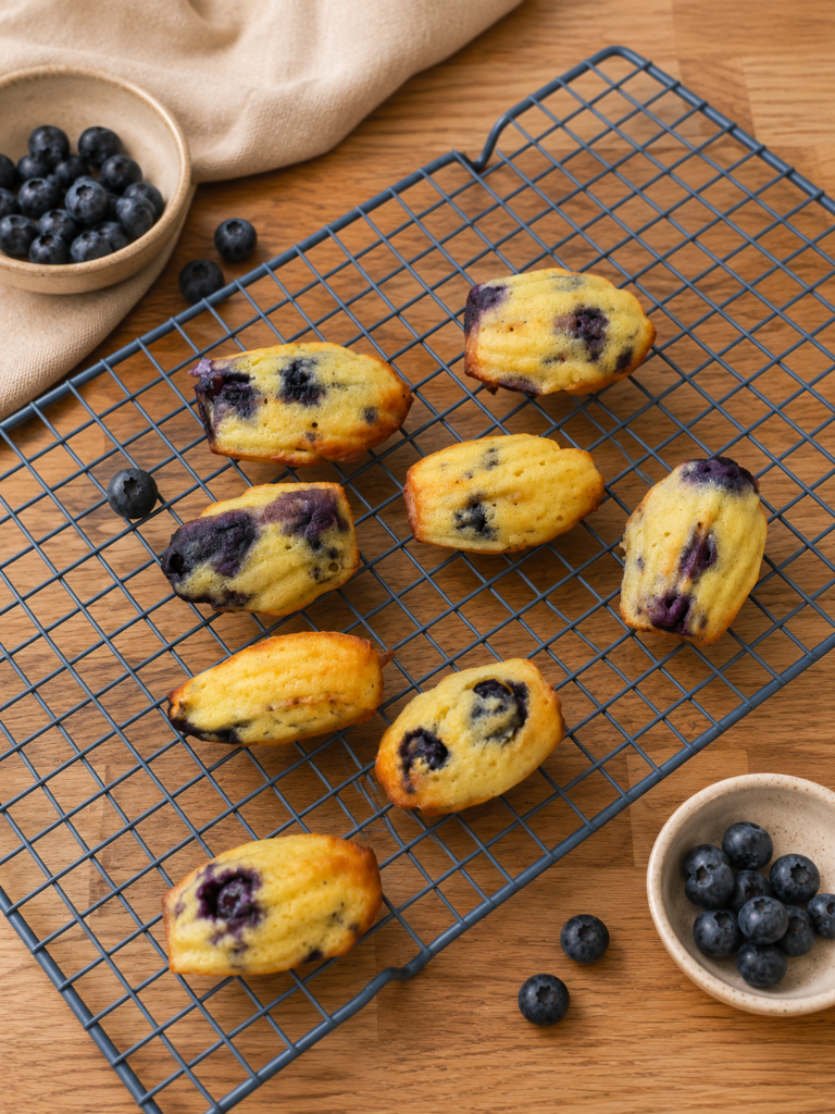 Madeleines myrtille bébé dès 6 mois : recette DME moelleuse à la banane et aux myrtilles, idéale pour le goûter.